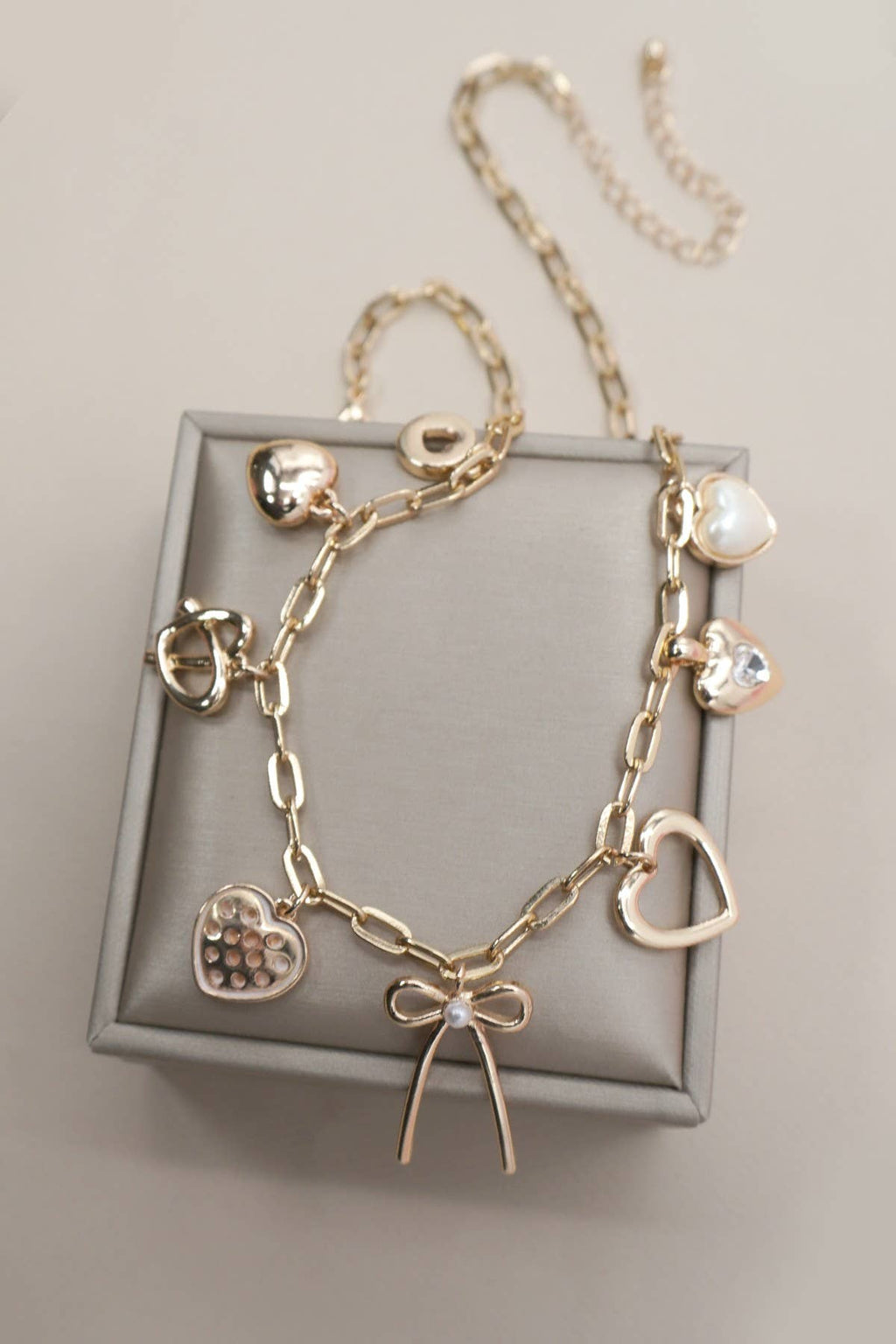 CHARM NECKLACE-BOW MULTI HEARTS PEARL CHARMS | 80N91426: Gold
