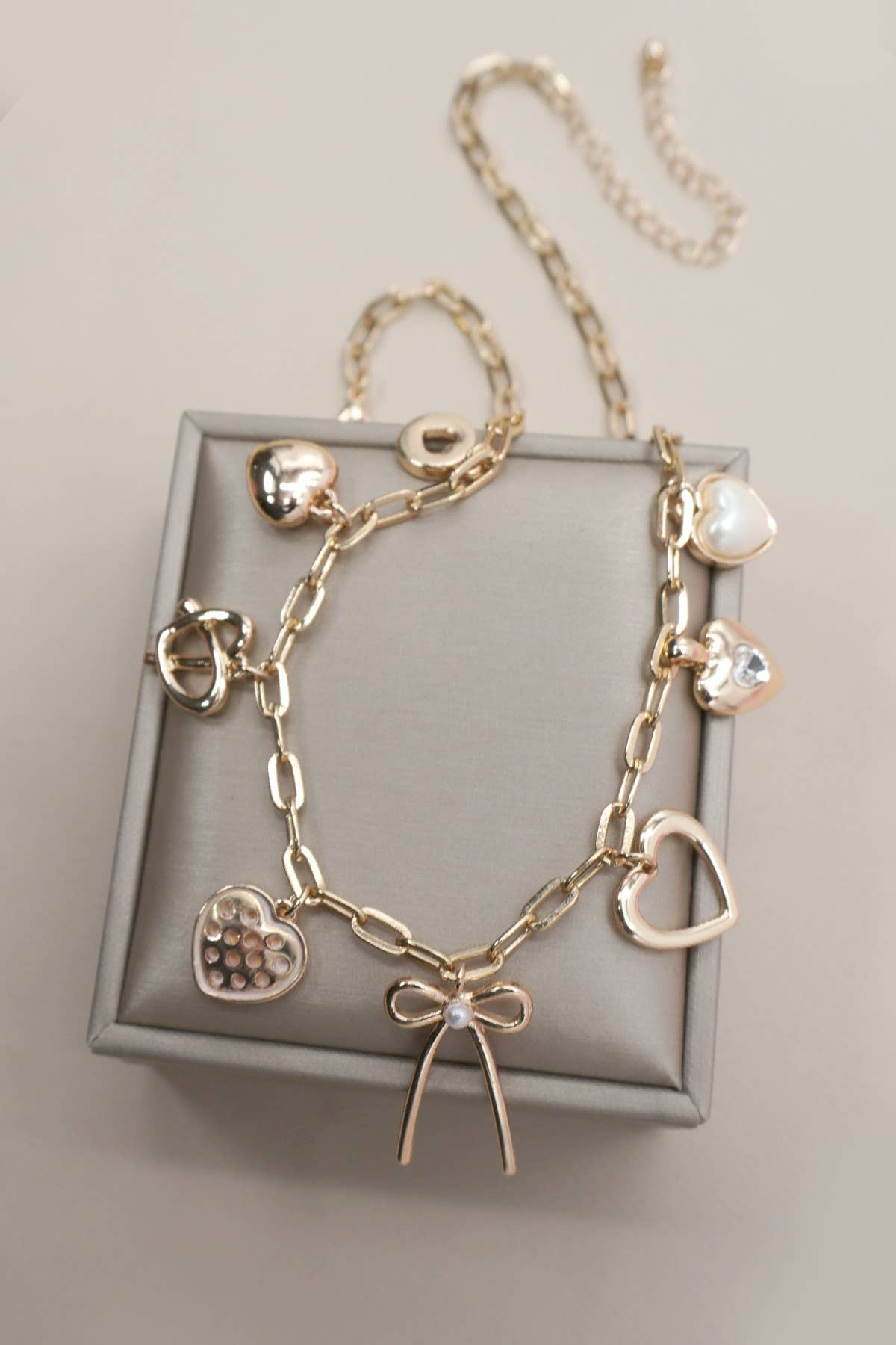 CHARM NECKLACE-BOW MULTI HEARTS PEARL CHARMS | 80N91426: Gold